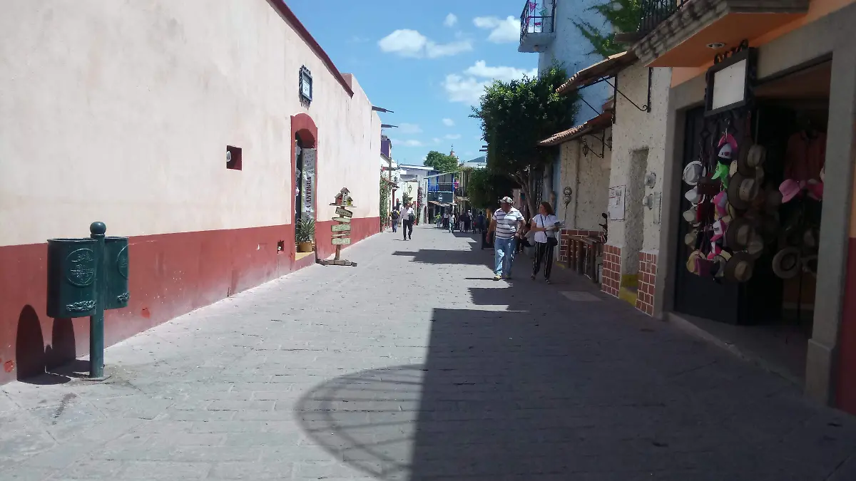 Piden a los tequisquiapenses barrer el frente de su vivienda para evitar encharcamientos en